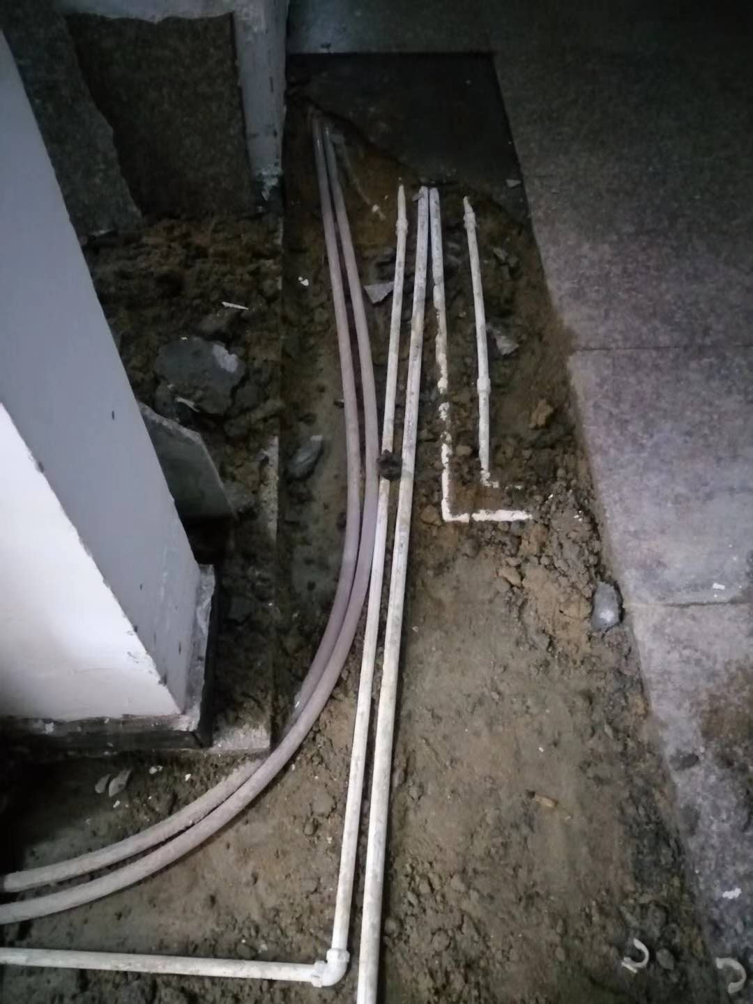 白沙漏水，切勿盲目乱刨乱砸