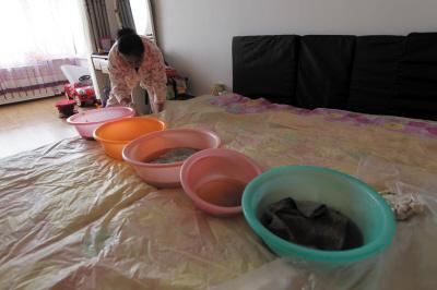 白沙楼上漏水，住户失联，小区没物管，业主维权难！律师来支招……